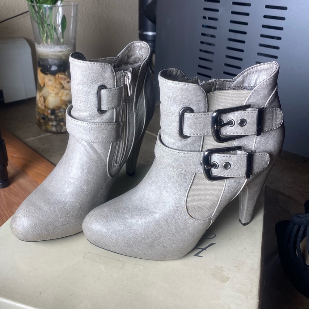 Lite grey ankle boots used size 8 $15